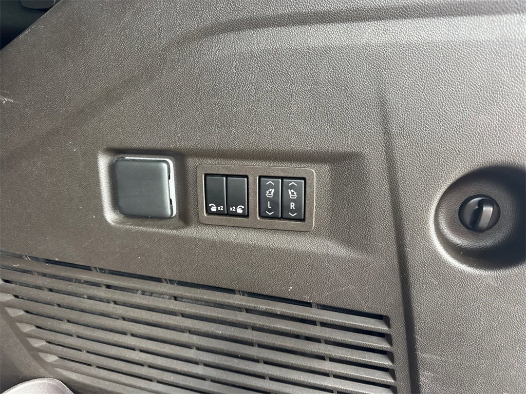 Used 2021 GMC Yukon Denali w/ Denali Premium Package image 20