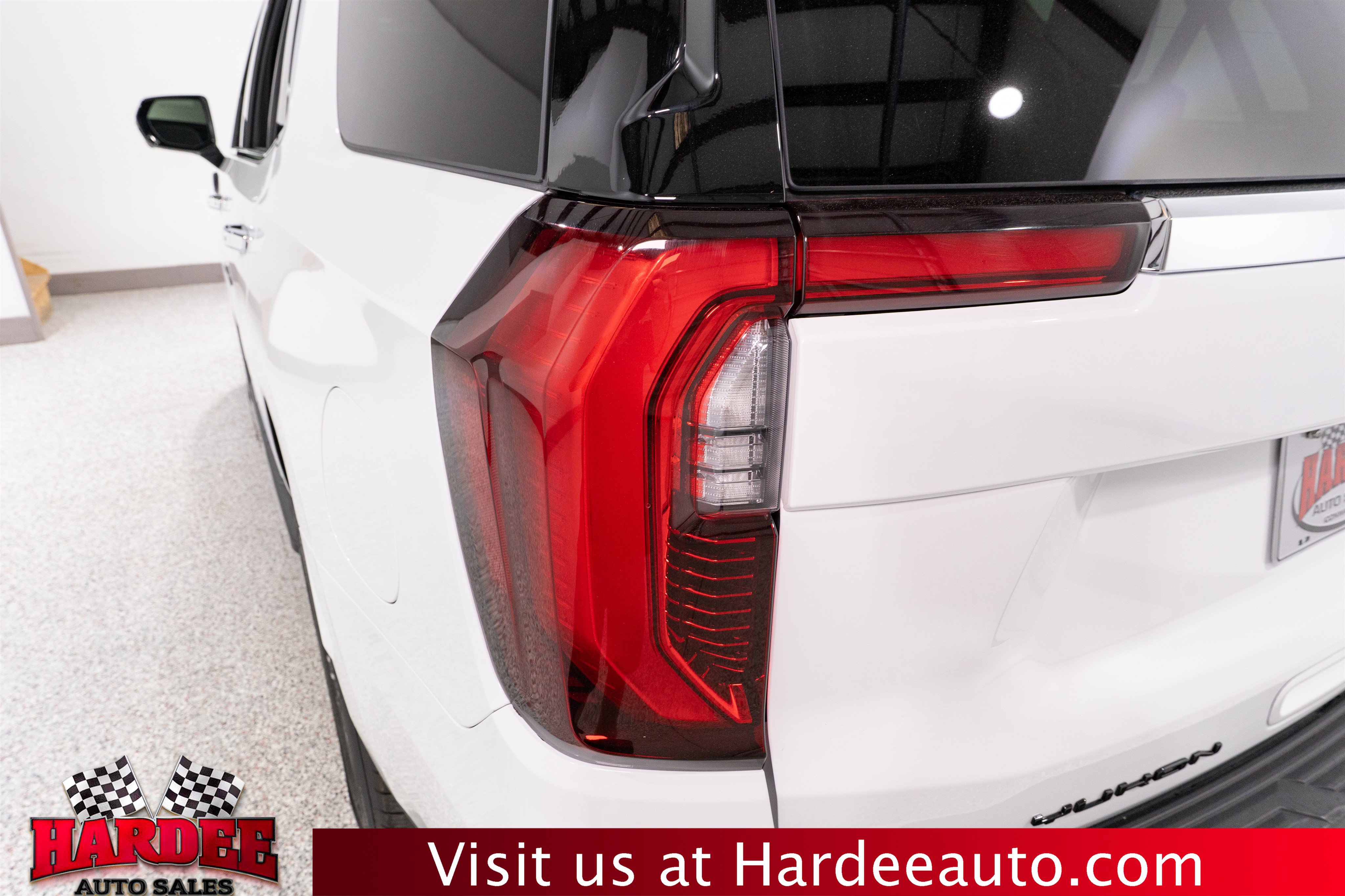 Used 2025 GMC Yukon Elevation w/ Elevation Premium Package AWD/4WD image 9