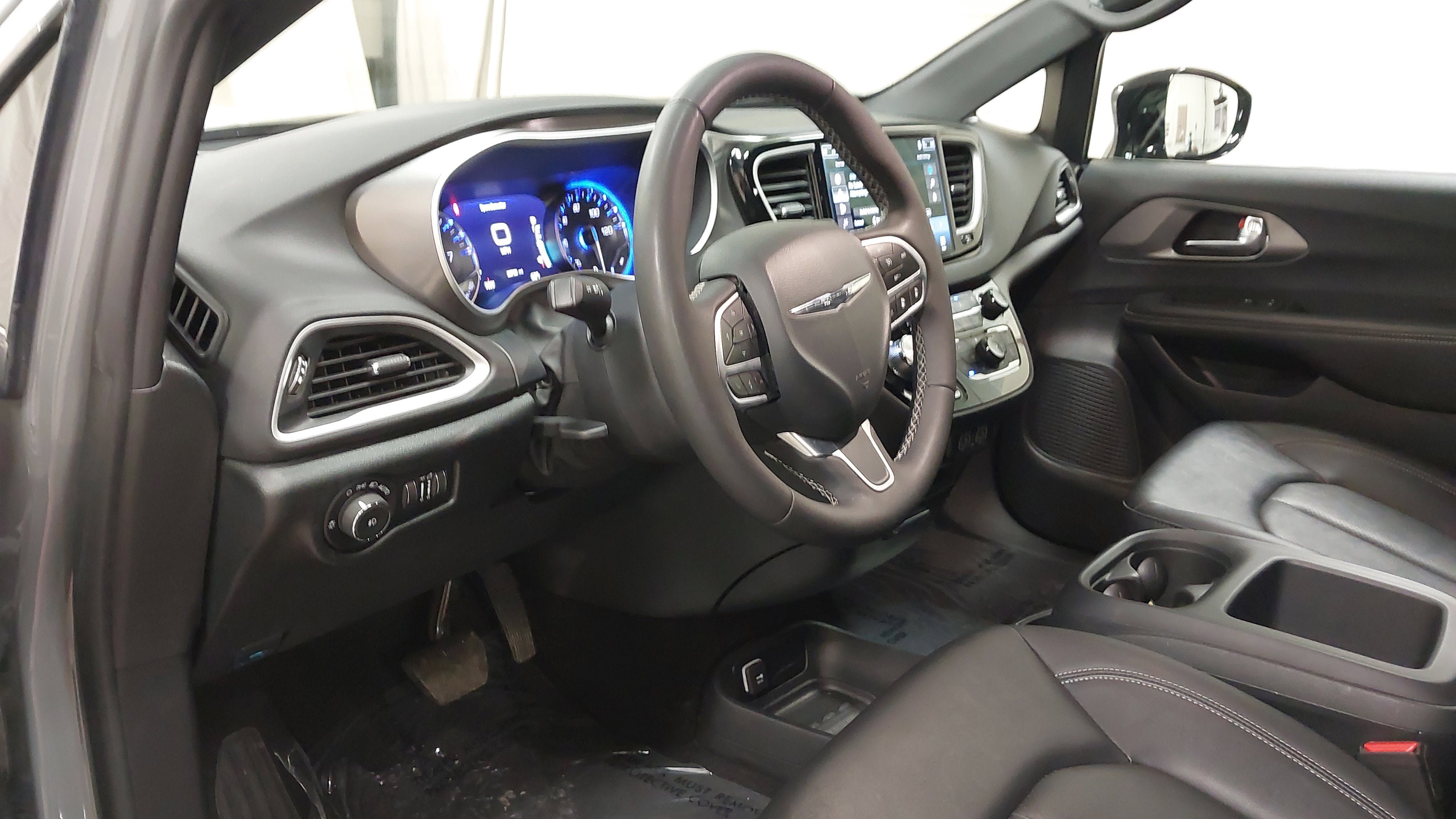 Used 2025 Chrysler Pacifica Select FWD image 17