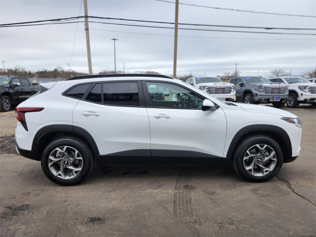 Used 2025 Chevrolet Trax LT w/ Sunroof Package image 6
