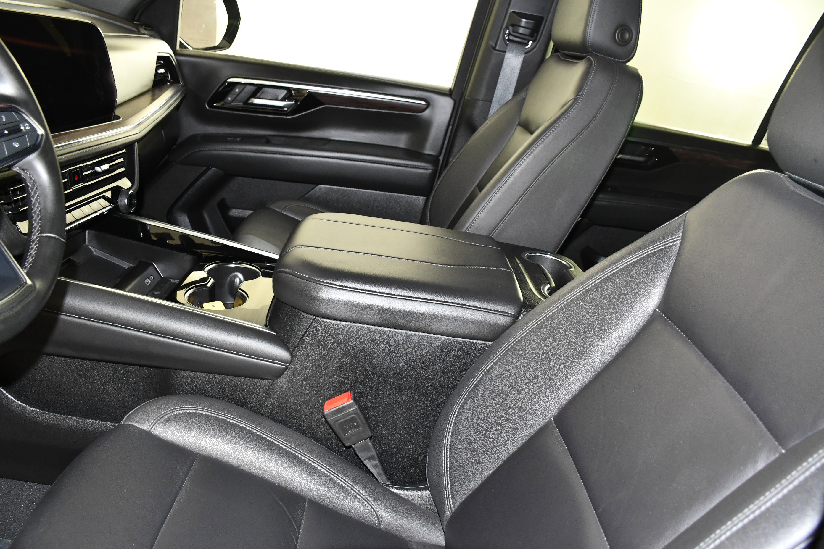 Used 2025 Chevrolet Suburban Z71 image 40