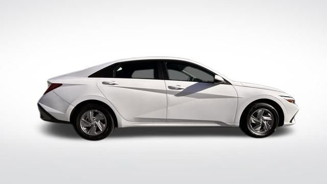 Used 2025 Hyundai Elantra SE image 4