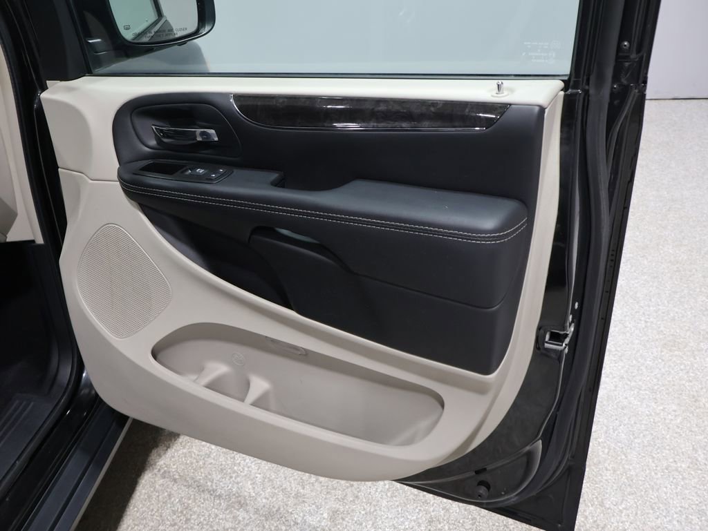 Used 2015 Chrysler Town & Country Touring image 23