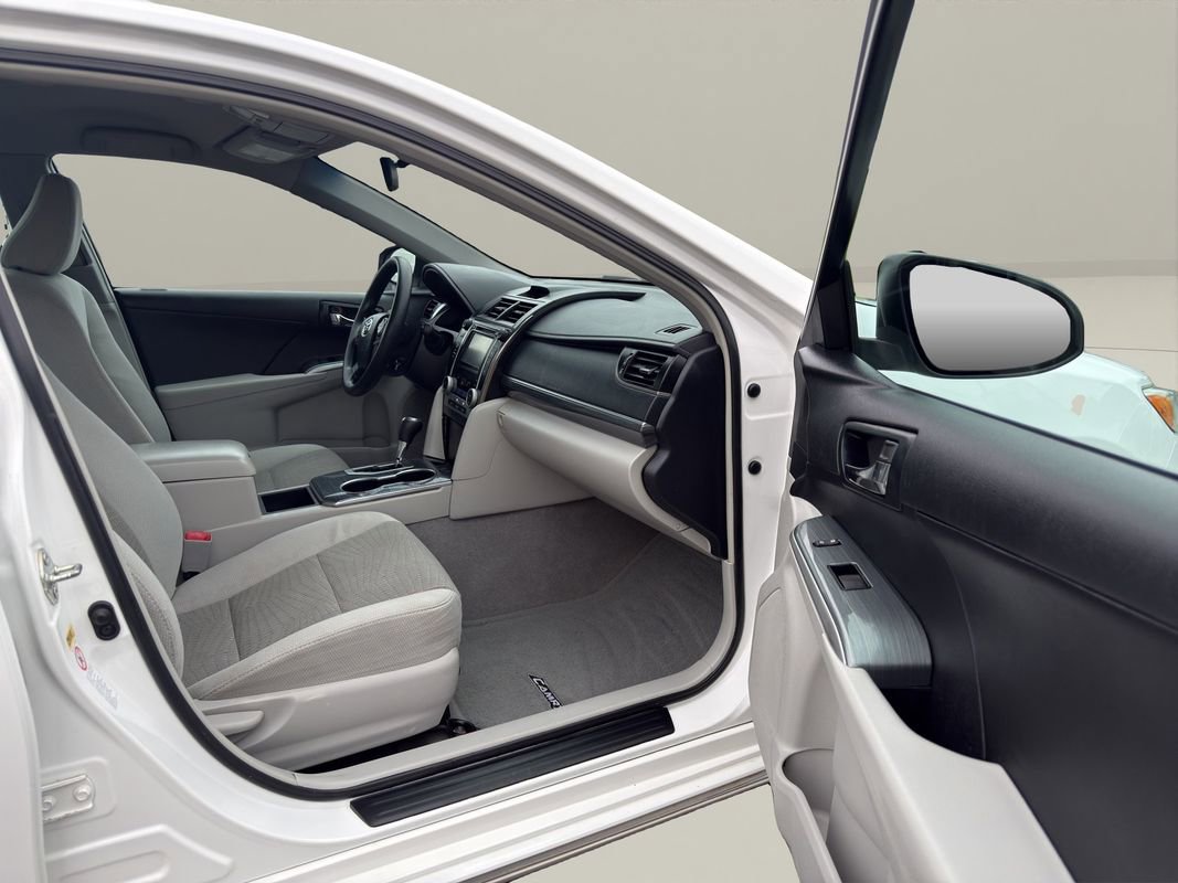 Used 2013 Toyota Camry LE image 17