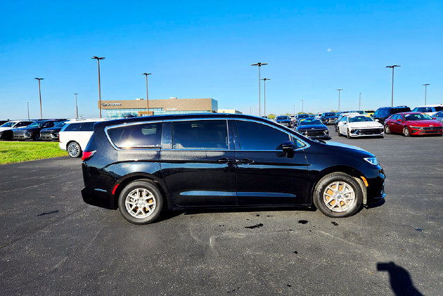 Used 2024 Chrysler Pacifica Touring-L FWD image 28