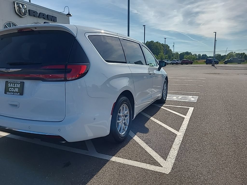 New 2025 Chrysler Pacifica Select FWD image 8