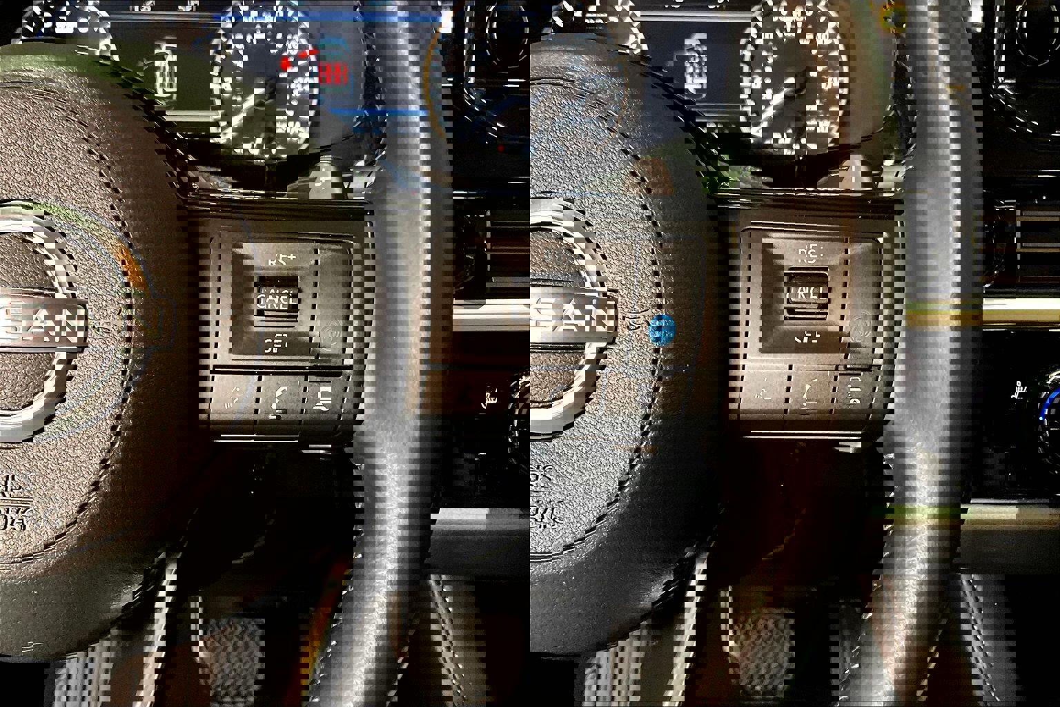 Used 2025 Nissan Pathfinder SL image 12