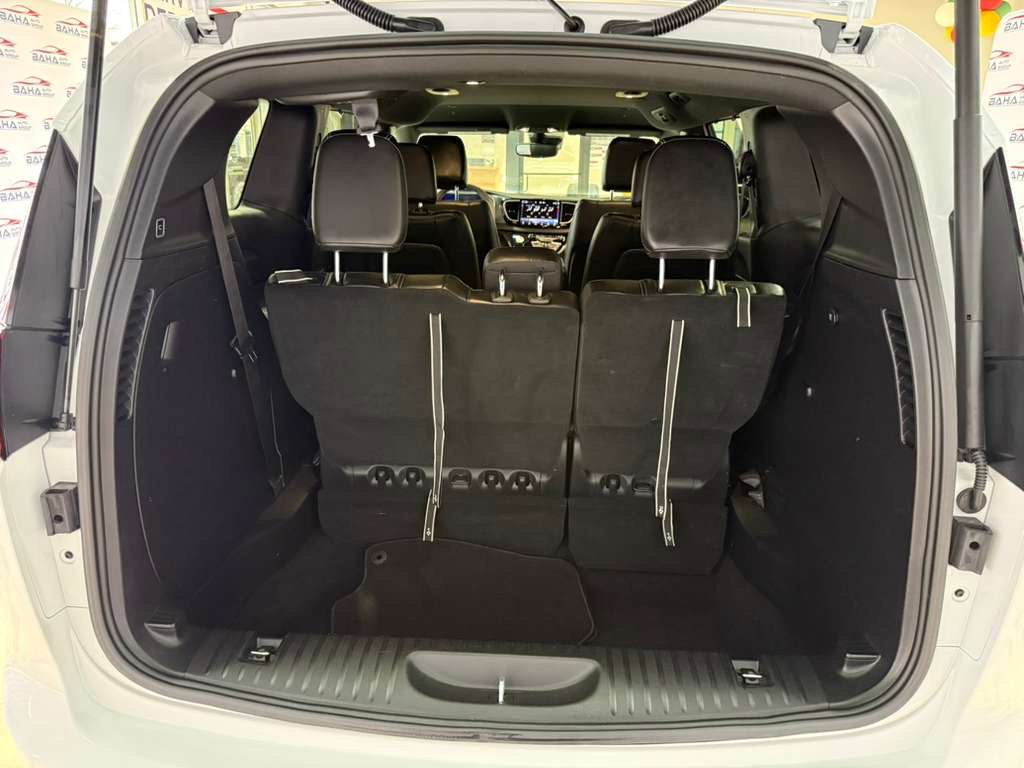 Used 2025 Chrysler Pacifica Select image 48