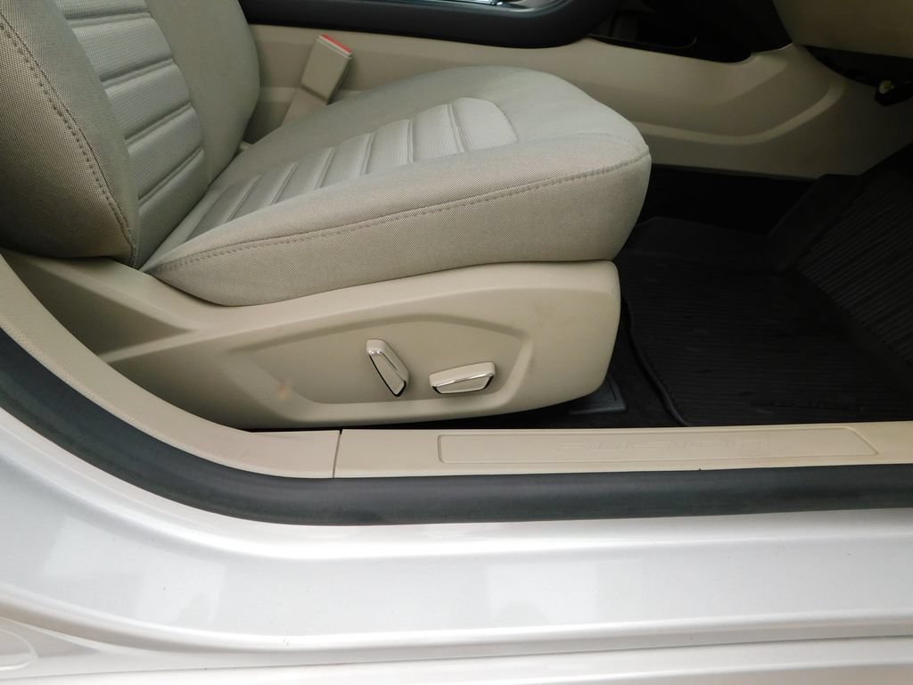 Used 2019 Ford Fusion SE FWD image 19