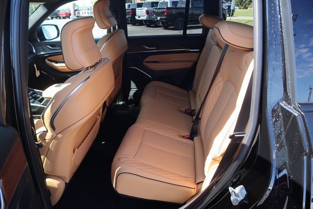 New 2025 Jeep Grand Cherokee Summit image 17