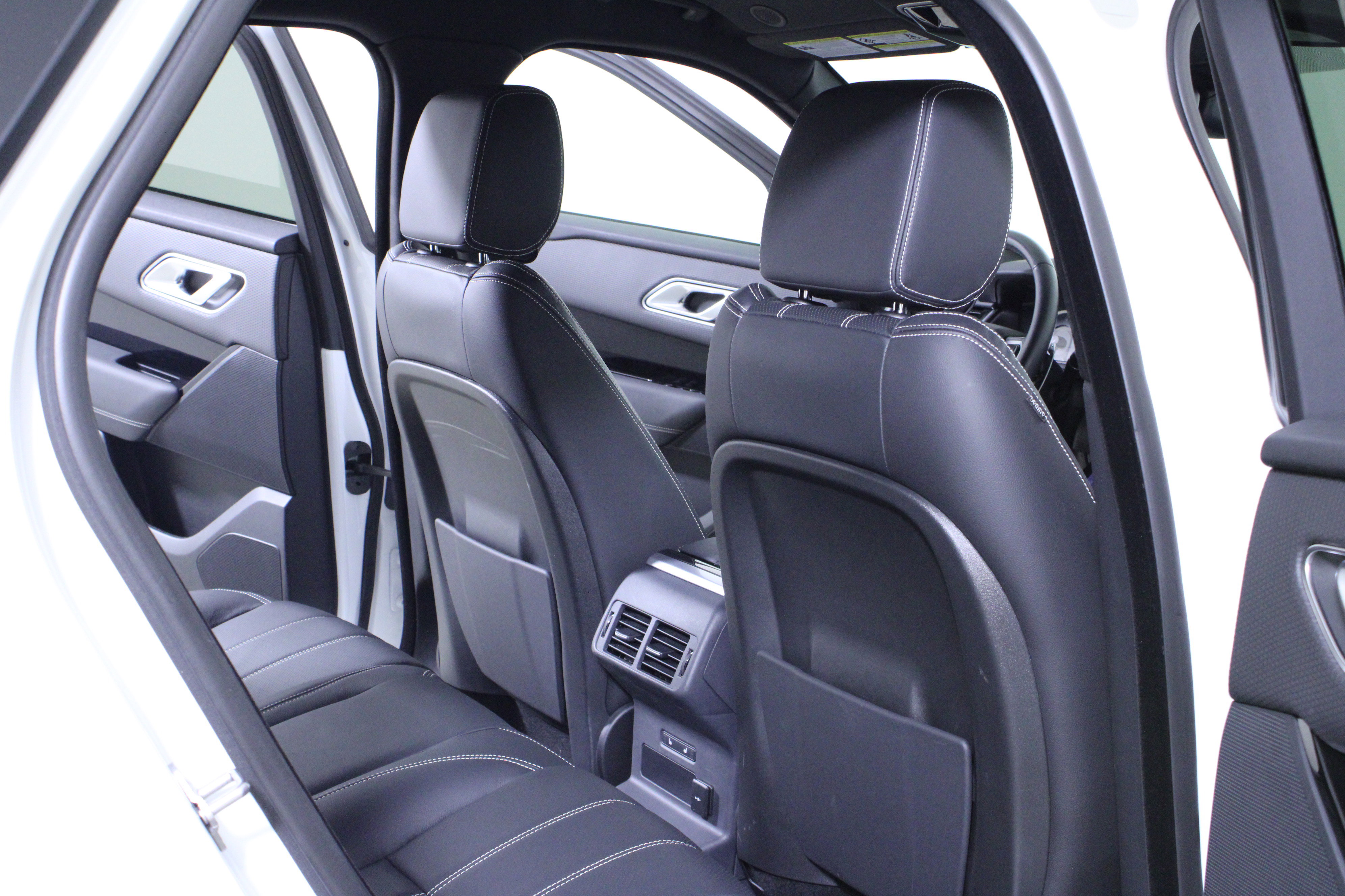 Used 2023 Land Rover Range Rover Velar R-Dynamic S image 13