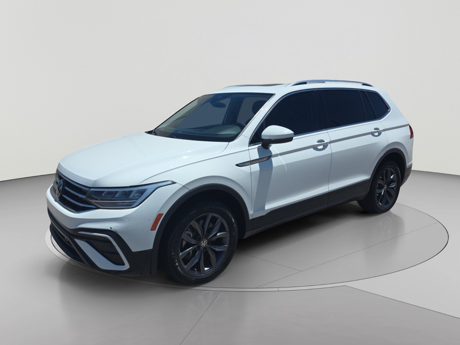 Used 2022 Volkswagen Tiguan SE w/ Panoramic Sunroof Package