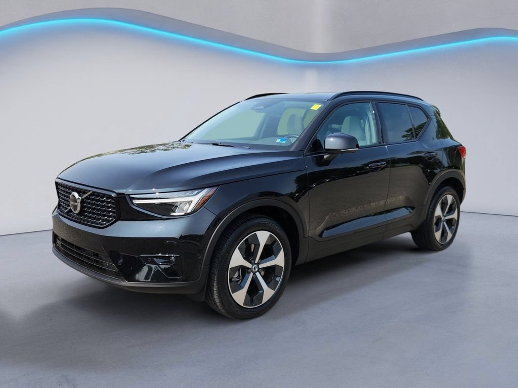 Certified 2025 Volvo XC40 B5 Plus AWD/4WD image 7