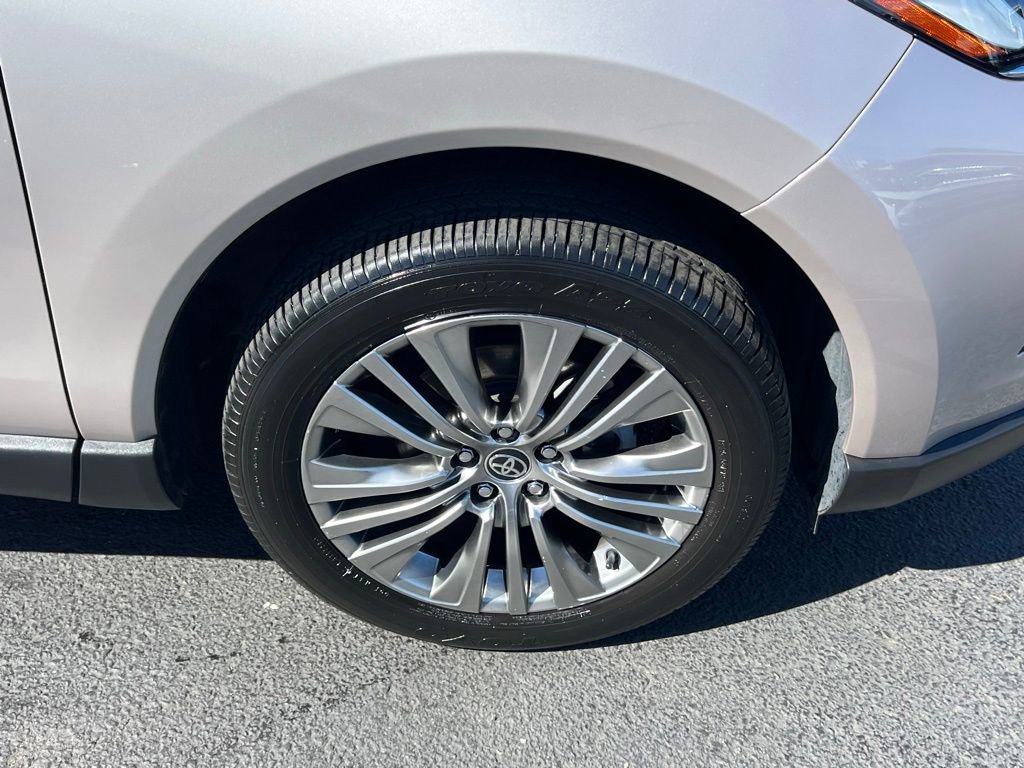 Used 2022 Toyota Venza XLE AWD/4WD image 6