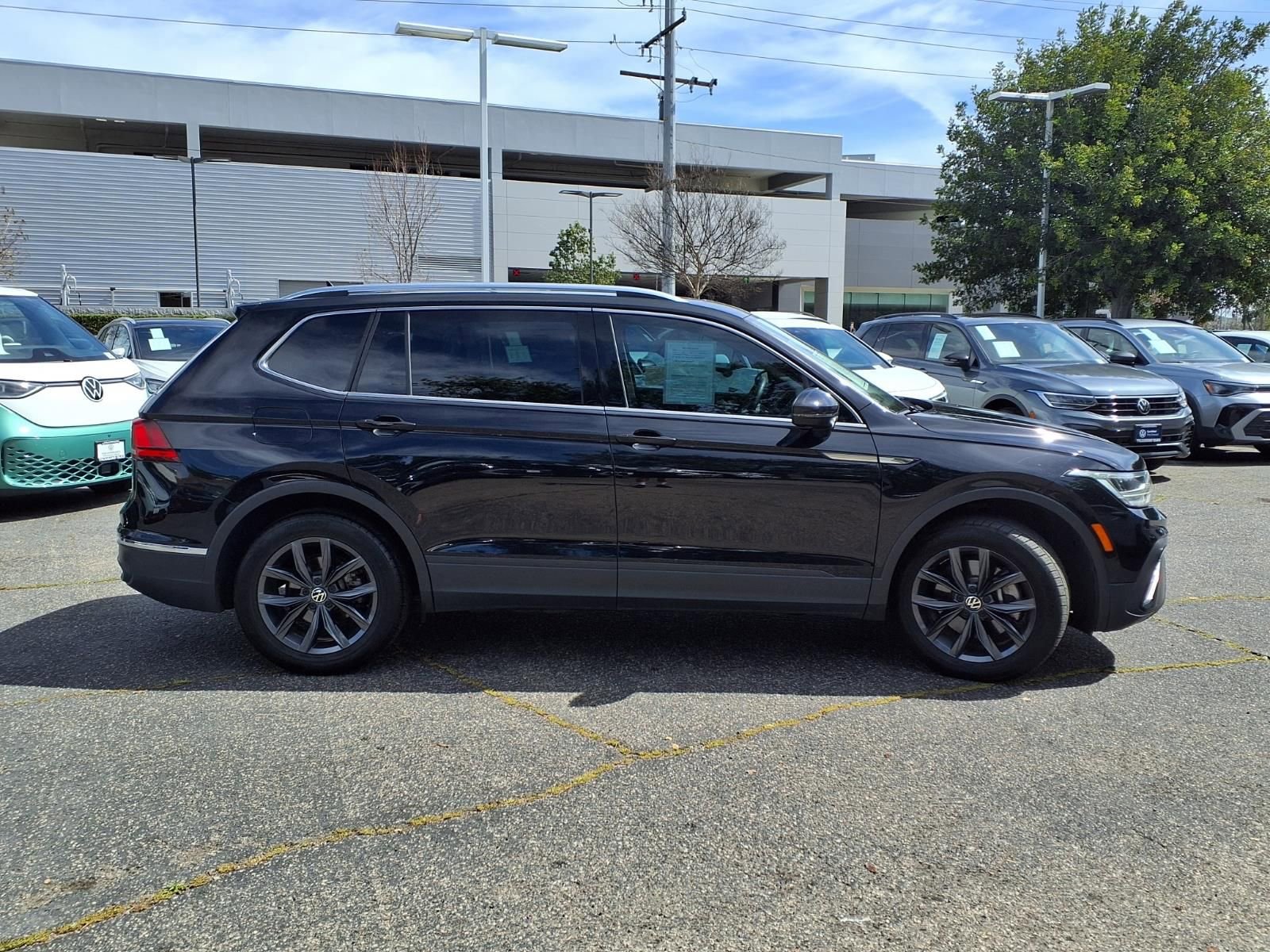 Used 2023 Volkswagen Tiguan SE w/ Panoramic Sunroof Package FWD image 3