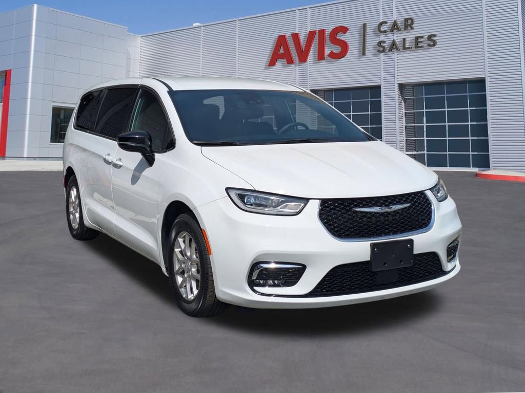 Used 2025 Chrysler Pacifica Select image 3