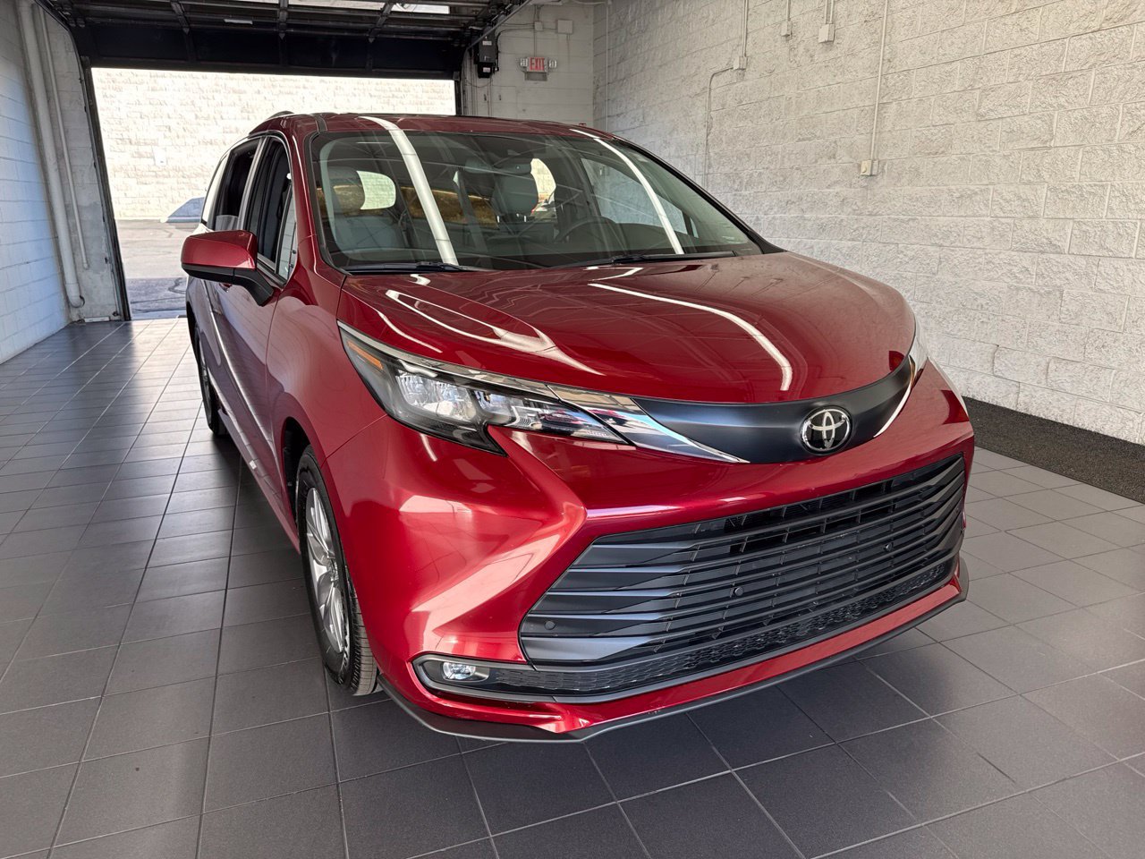 Used 2026 Toyota Sienna XLE FWD image 2