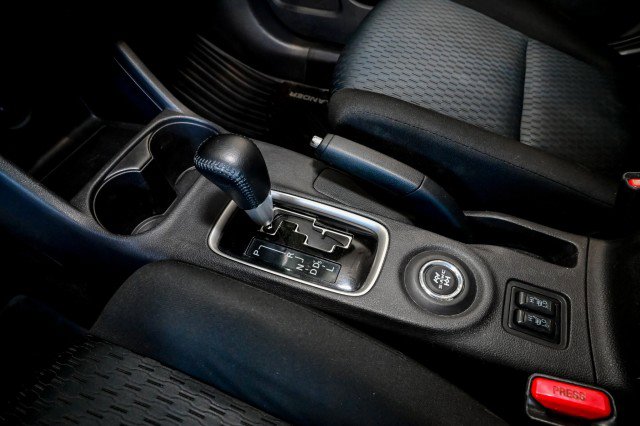 Used 2014 Mitsubishi Outlander SE AWD/4WD image 31