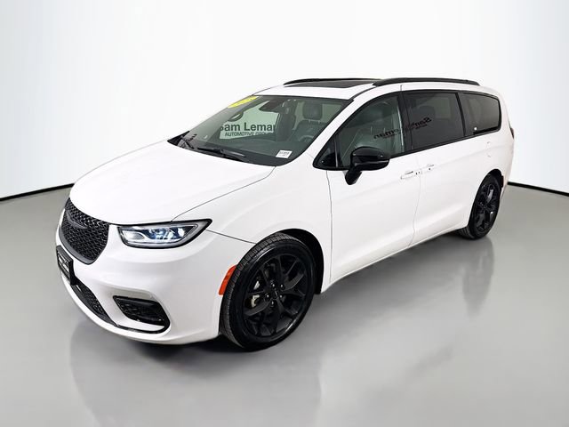 Used 2025 Chrysler Pacifica Limited image 3