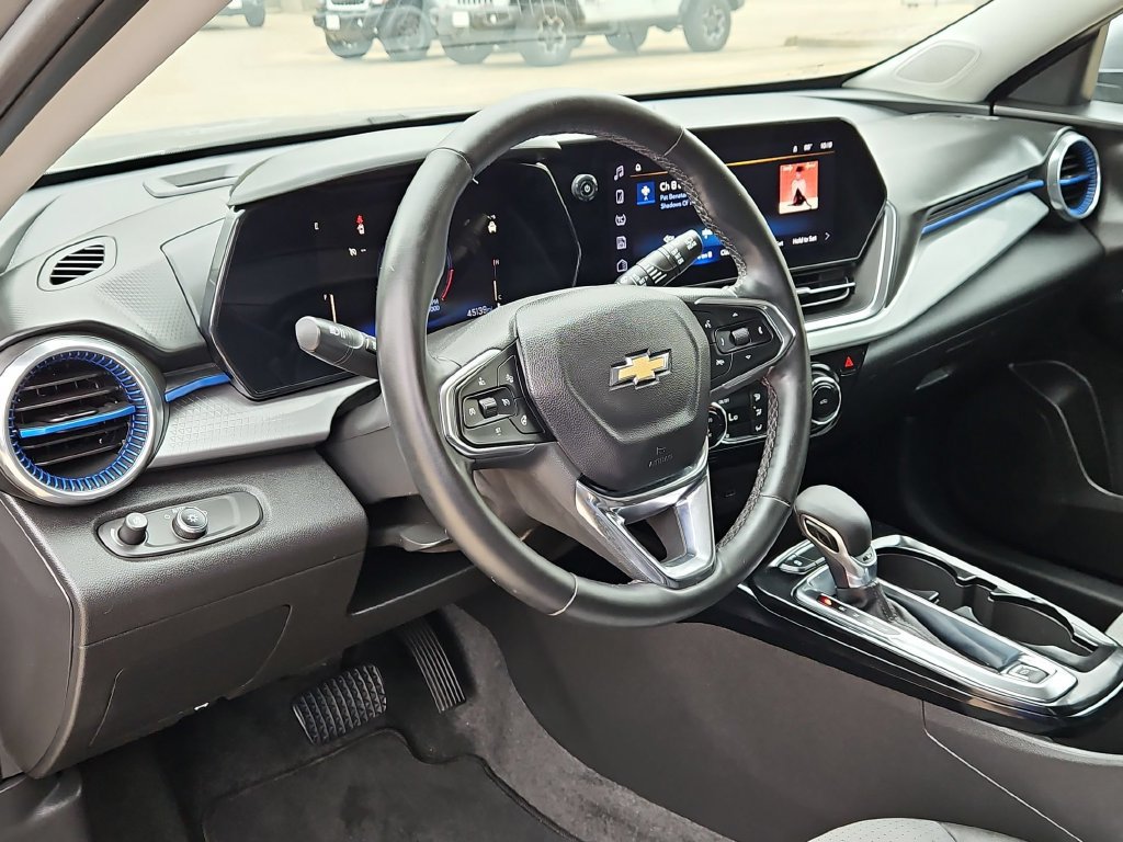 Used 2025 Chevrolet Trax LT w/ LT Convenience Package FWD image 15