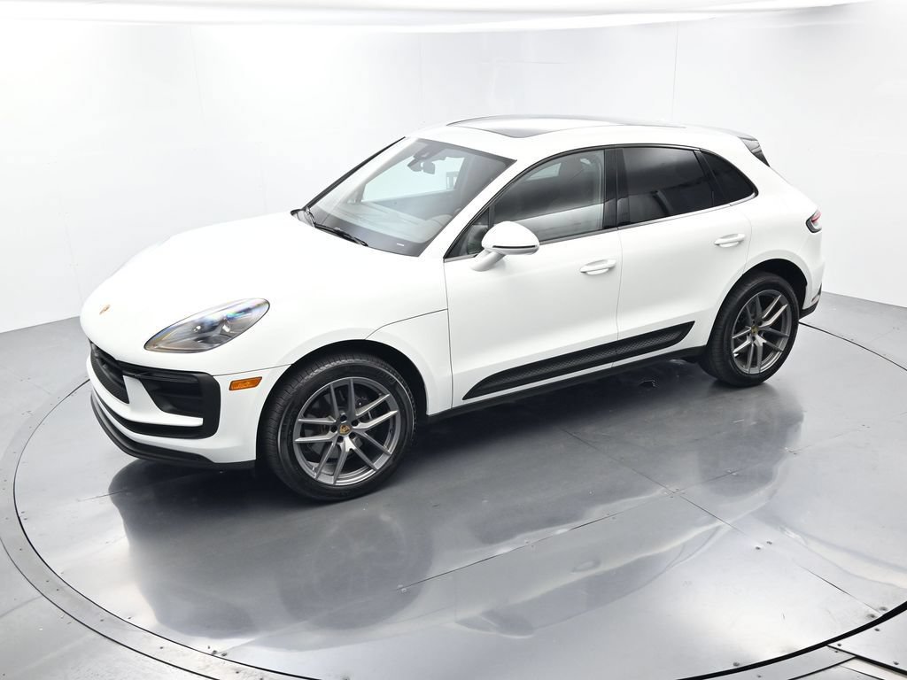 Certified 2025 Porsche Macan AWD/4WD image 35
