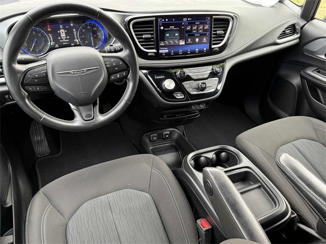 Used 2021 Chrysler Pacifica Touring w/ Uconnect Theater Family Group video 2