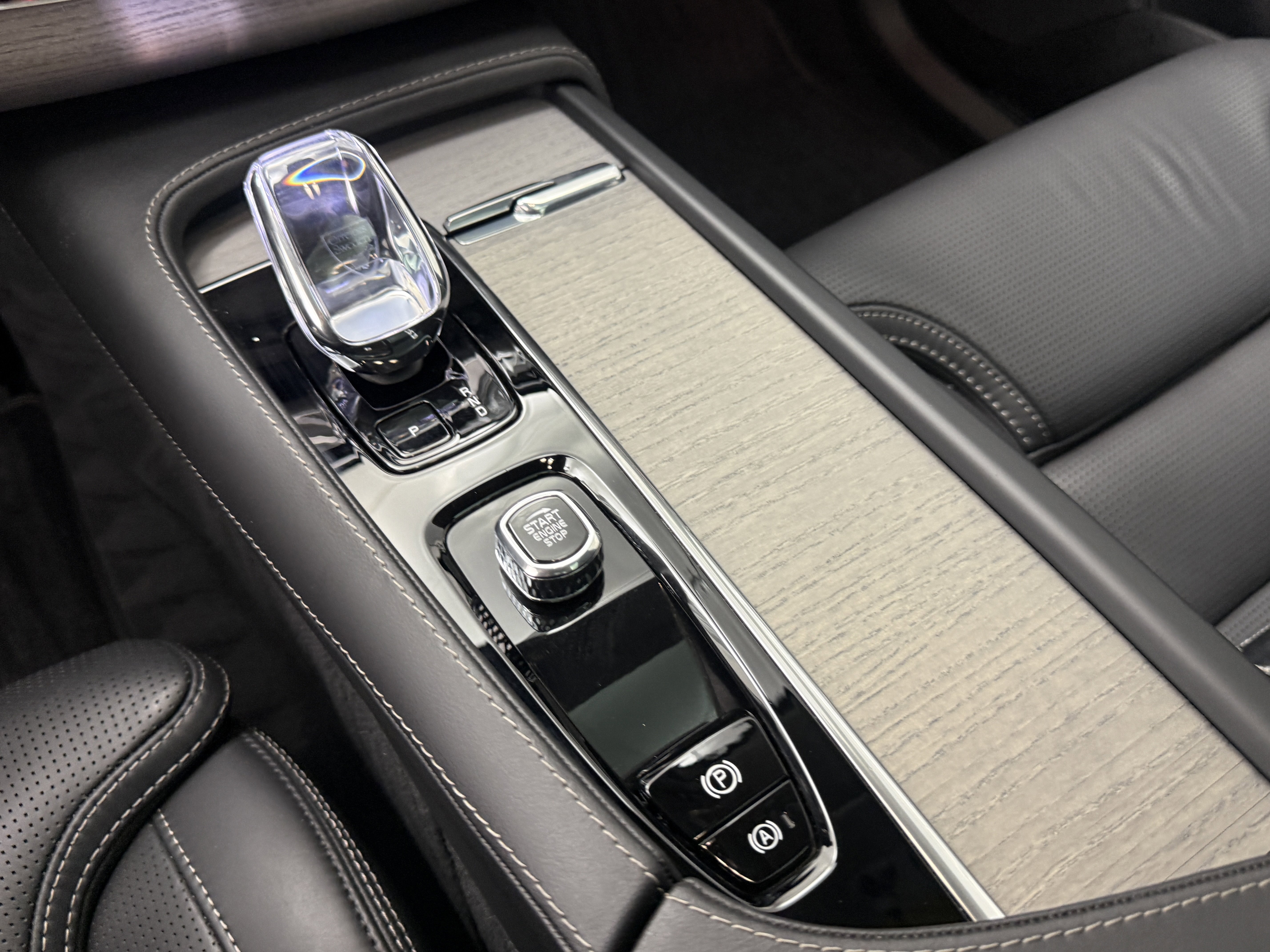 Certified 2024 Volvo XC90 B6 Ultimate w/ Protection Package Premier image 21