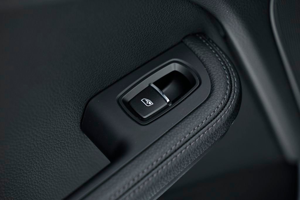 Certified 2025 Porsche Macan image 27
