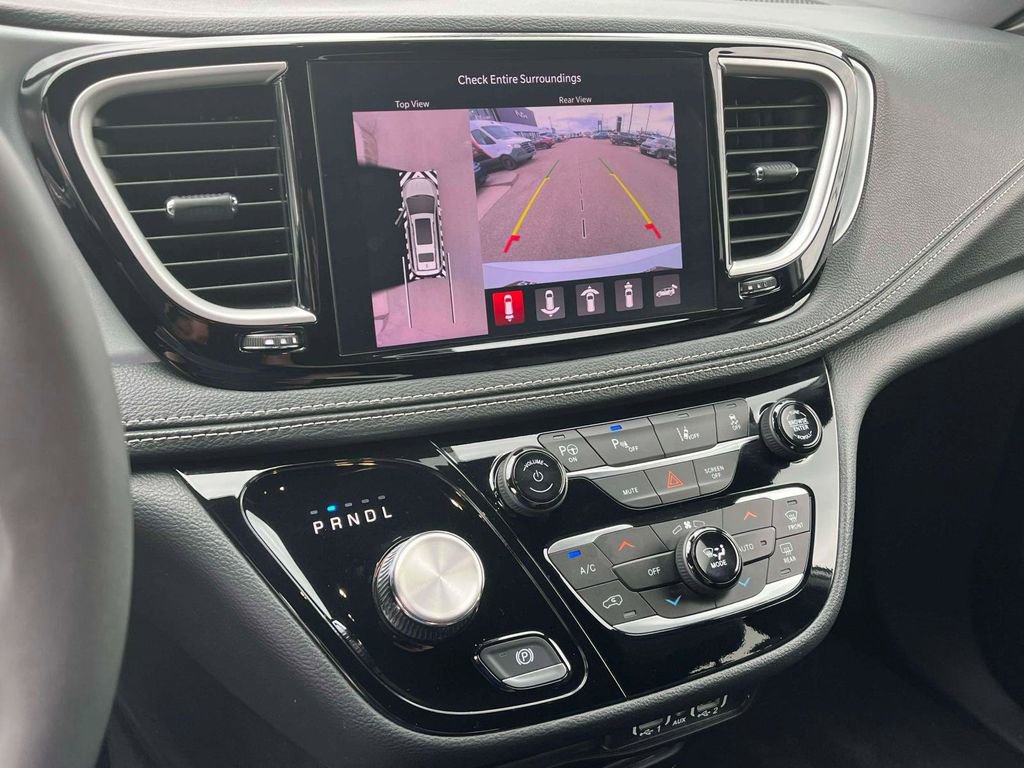 Used 2024 Chrysler Pacifica Limited FWD image 23
