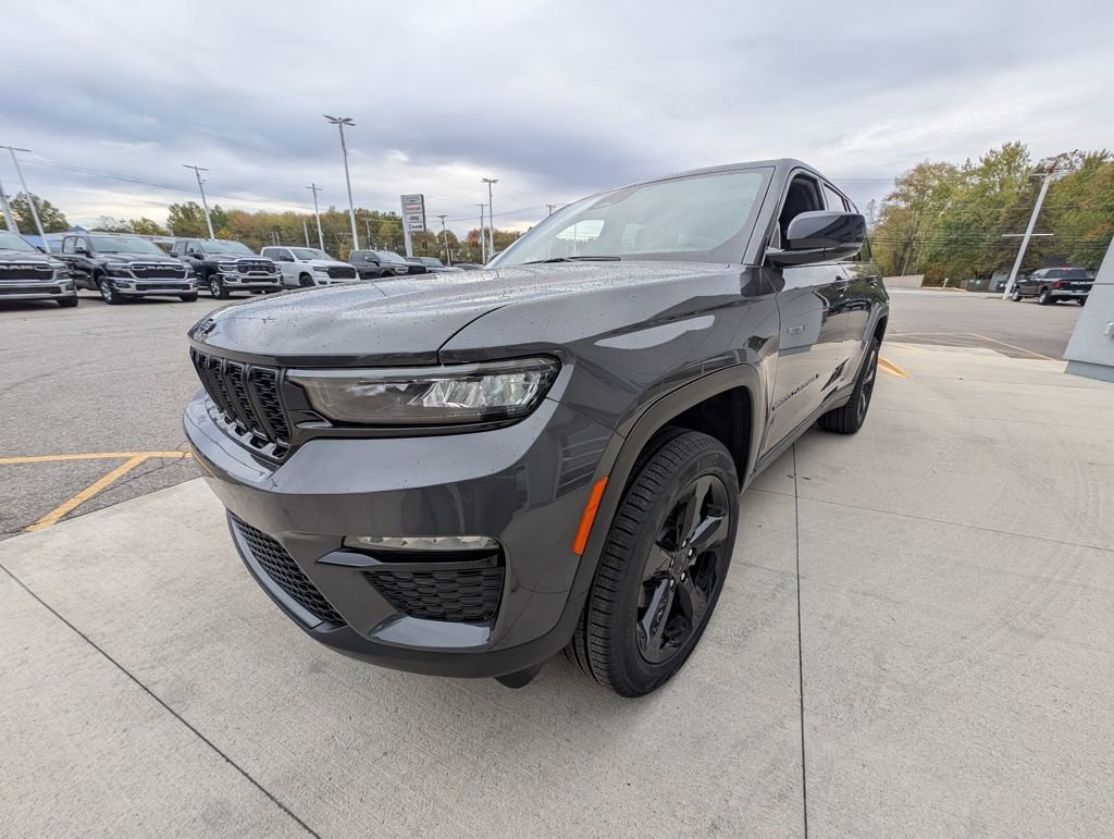 New 2025 Jeep Grand Cherokee Limited w/ Black Appearance Package image 9
