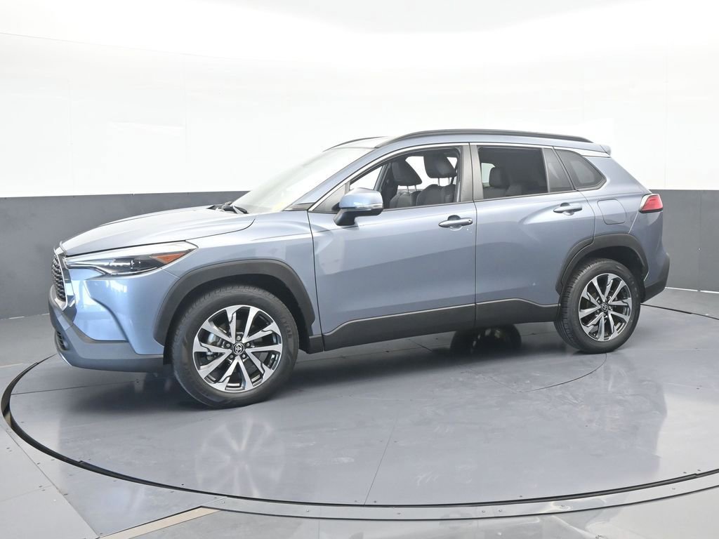 Used 2022 Toyota Corolla Cross XLE video 2