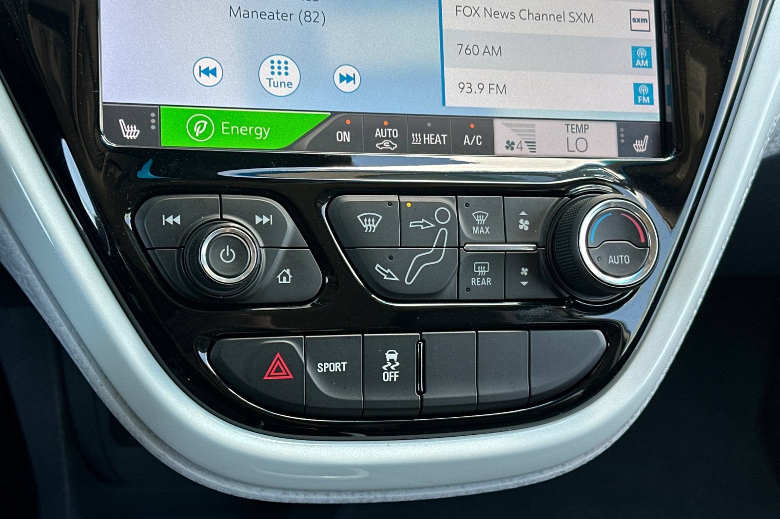 Used 2020 Chevrolet Bolt Premier w/ Infotainment Package FWD image 26
