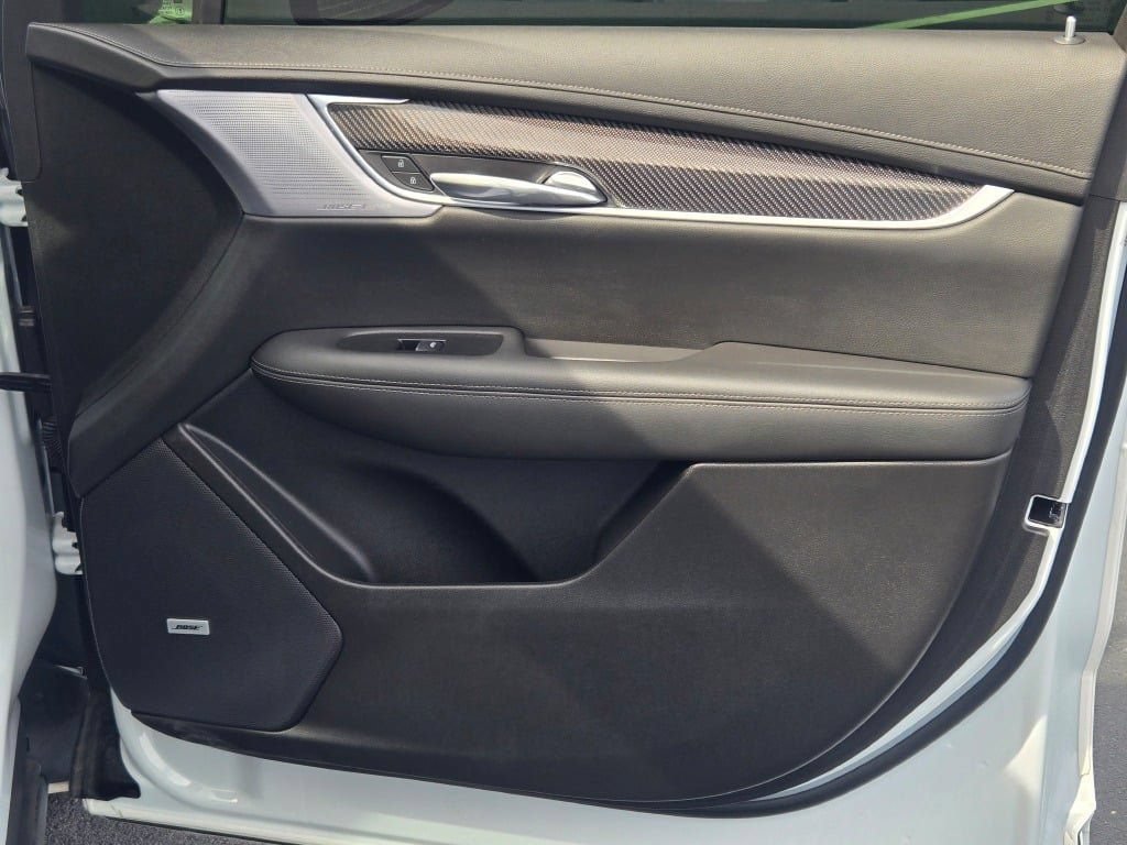 Used 2024 Cadillac XT6 Sport w/ LPO, Onyx Lite Package AWD/4WD image 6