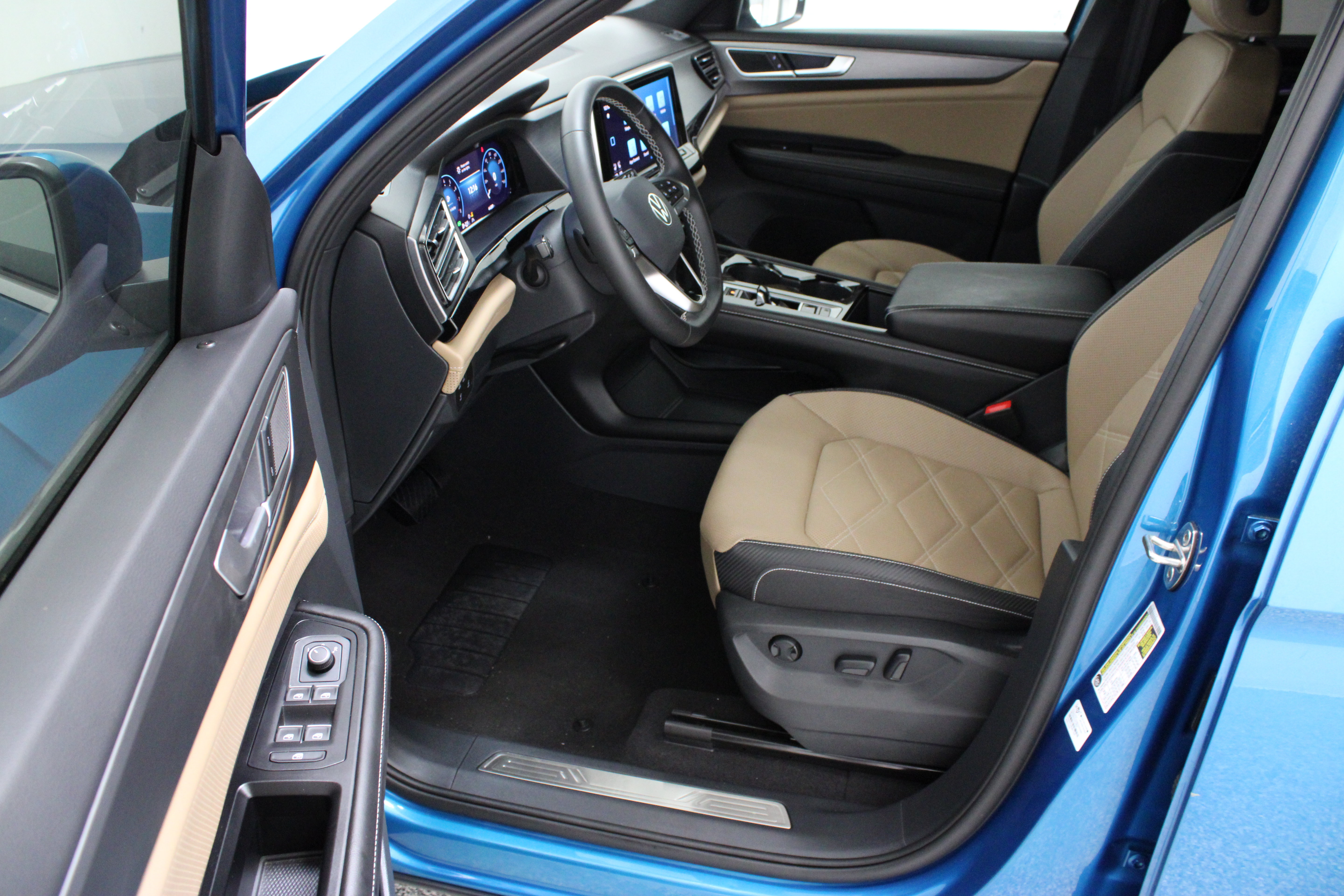 Used 2024 Volkswagen Atlas Cross Sport SE FWD image 14