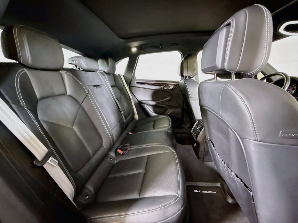 Certified 2023 Porsche Macan S AWD/4WD image 19
