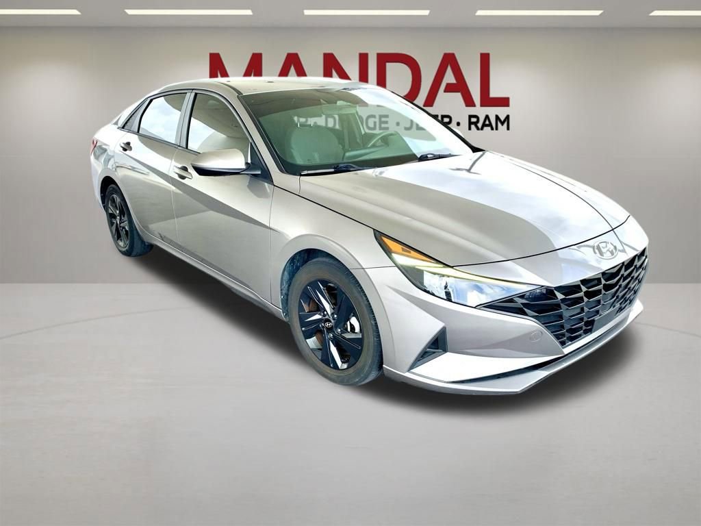 Used 2022 Hyundai Elantra SEL w/ Convenience Package FWD image 3