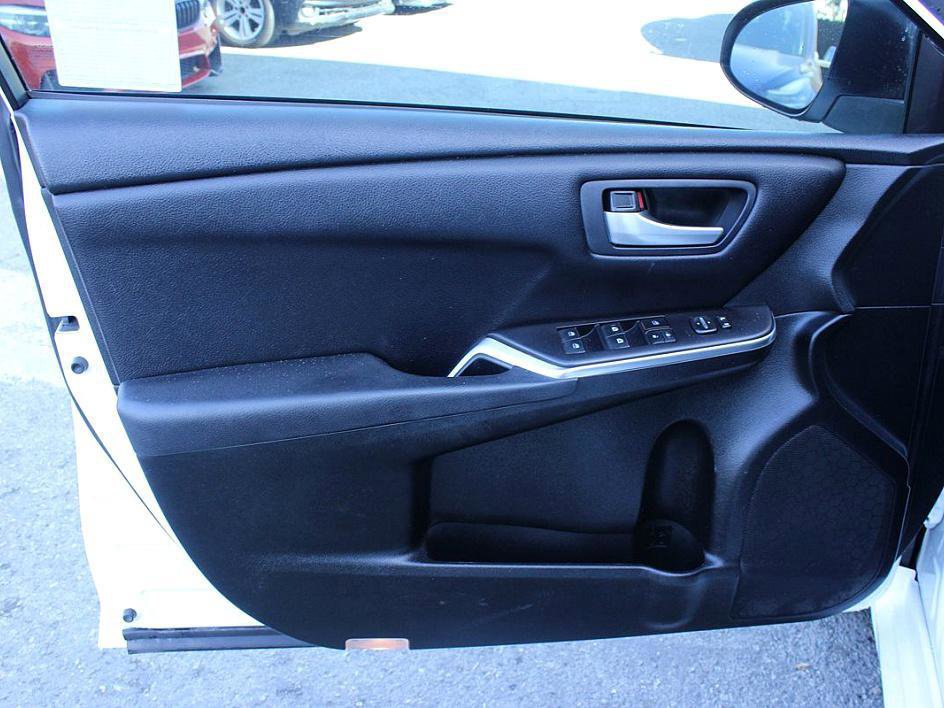 Used 2017 Toyota Camry SE image 8