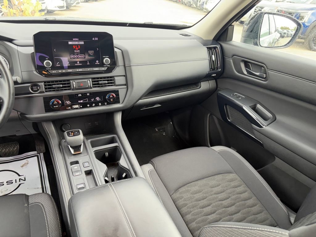 Used 2025 Nissan Pathfinder S image 23