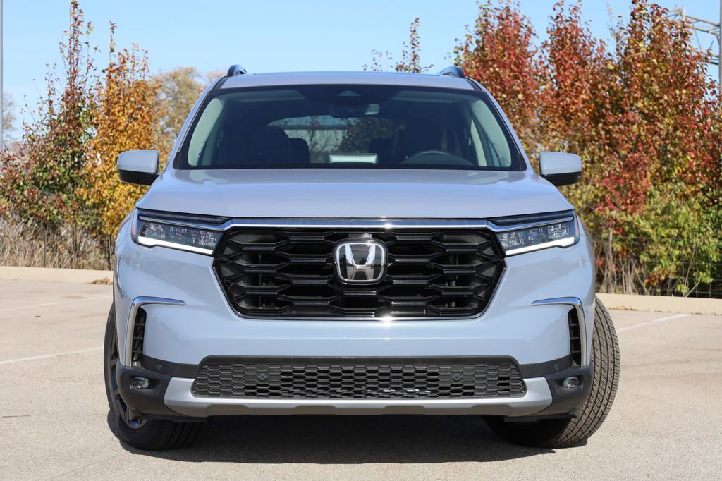New 2025 Honda Pilot Touring image 2