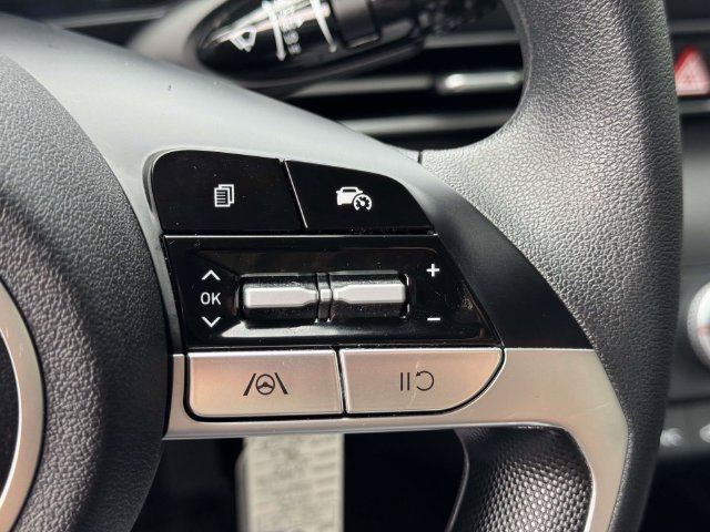 Used 2025 Hyundai Elantra SE FWD image 18