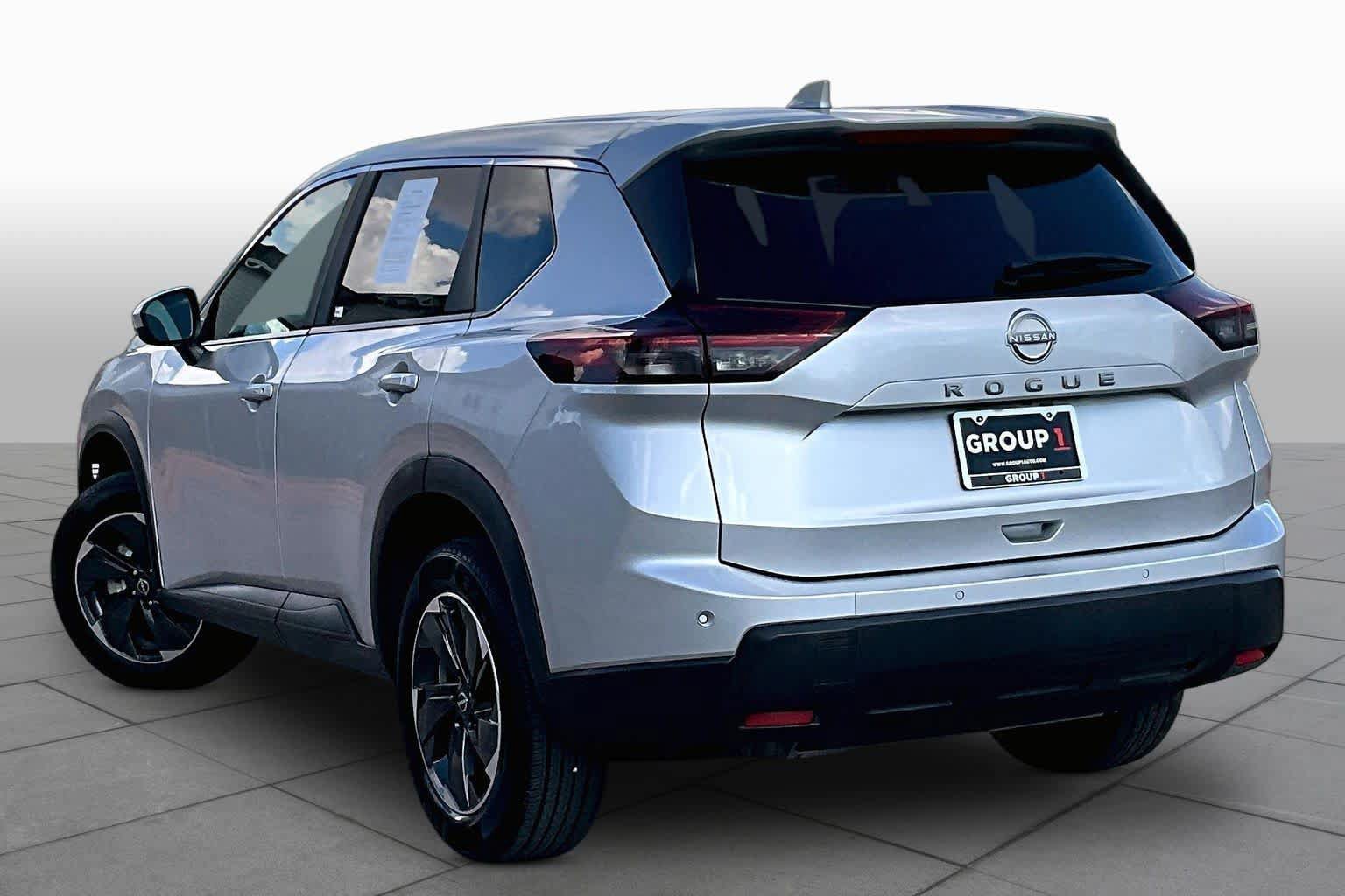 Used 2025 Nissan Rogue SV FWD image 24