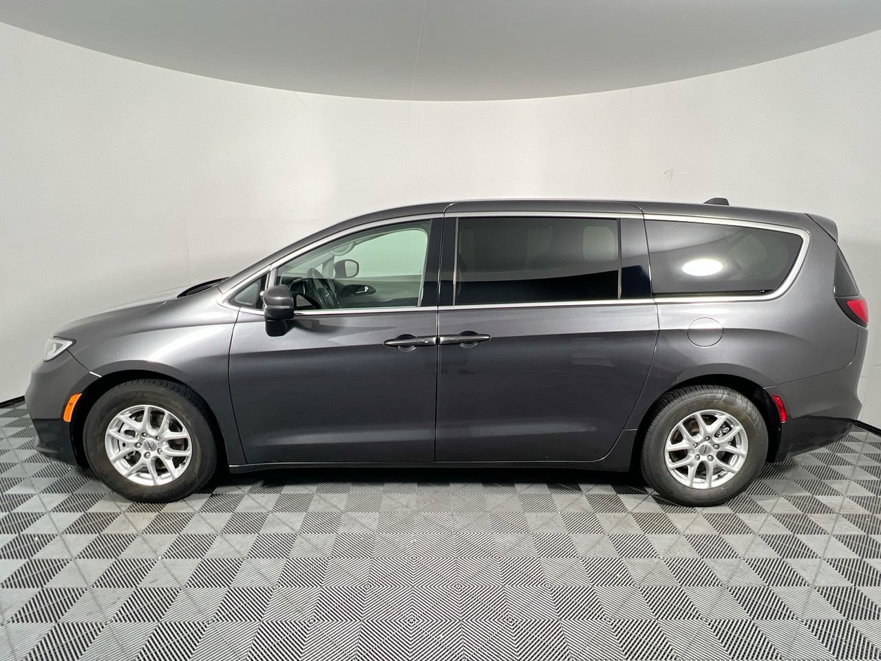 Used 2023 Chrysler Pacifica Touring-L FWD image 6