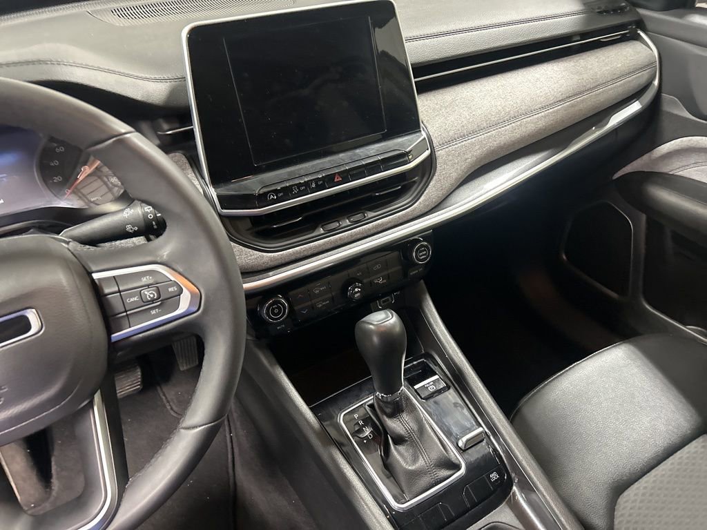 Used 2025 Jeep Compass Latitude image 7
