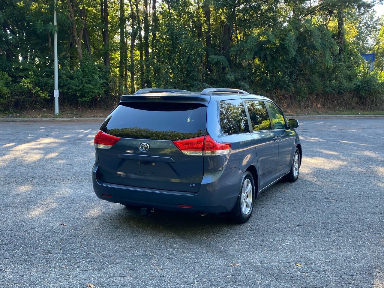 Used 2013 Toyota Sienna LE w/ Towing Pkg FWD image 5