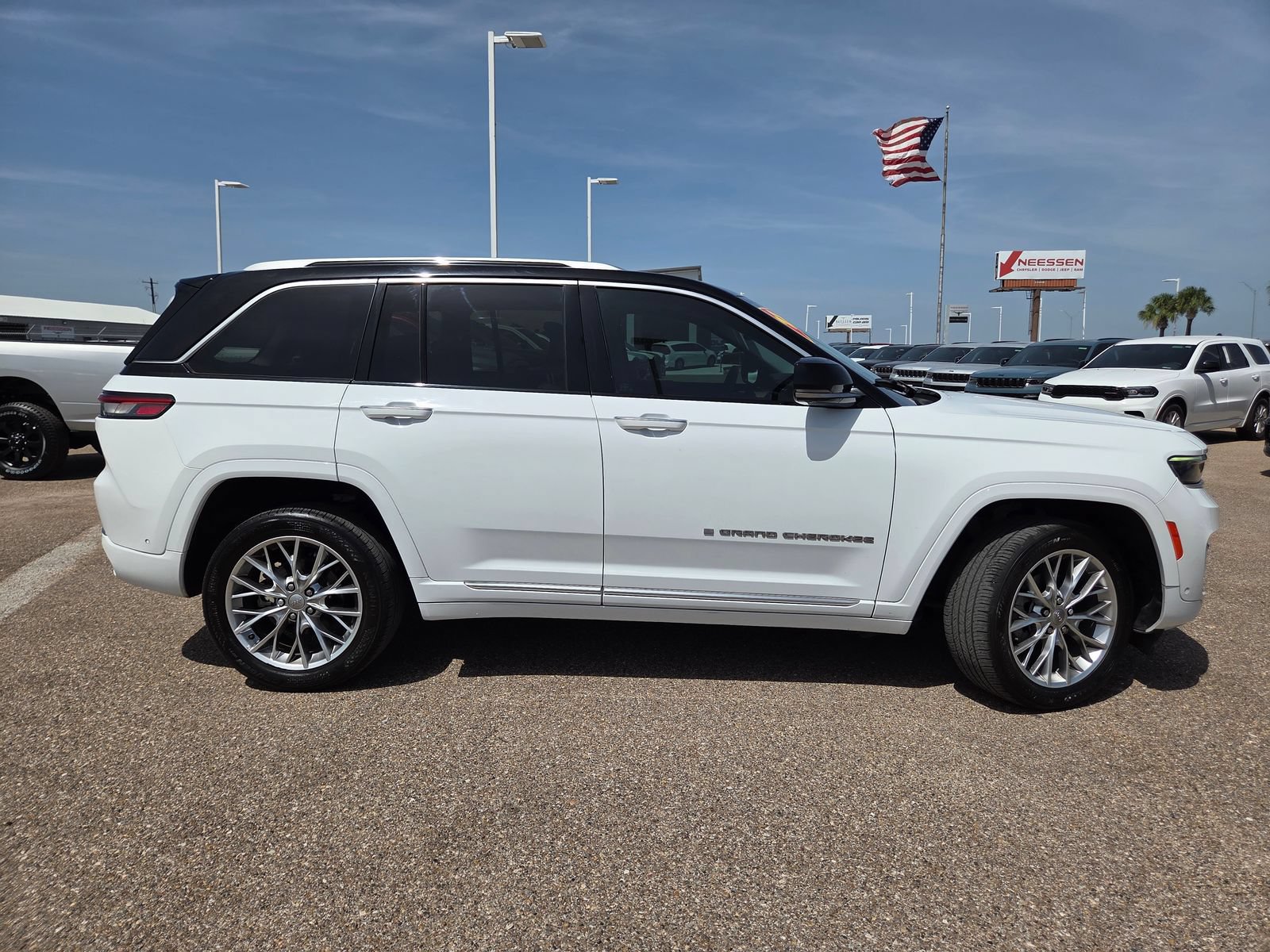 Used 2022 Jeep Grand Cherokee Summit RWD image 8