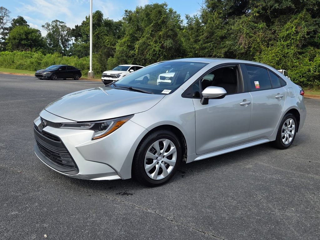 Used 2025 Toyota Corolla LE FWD image 3