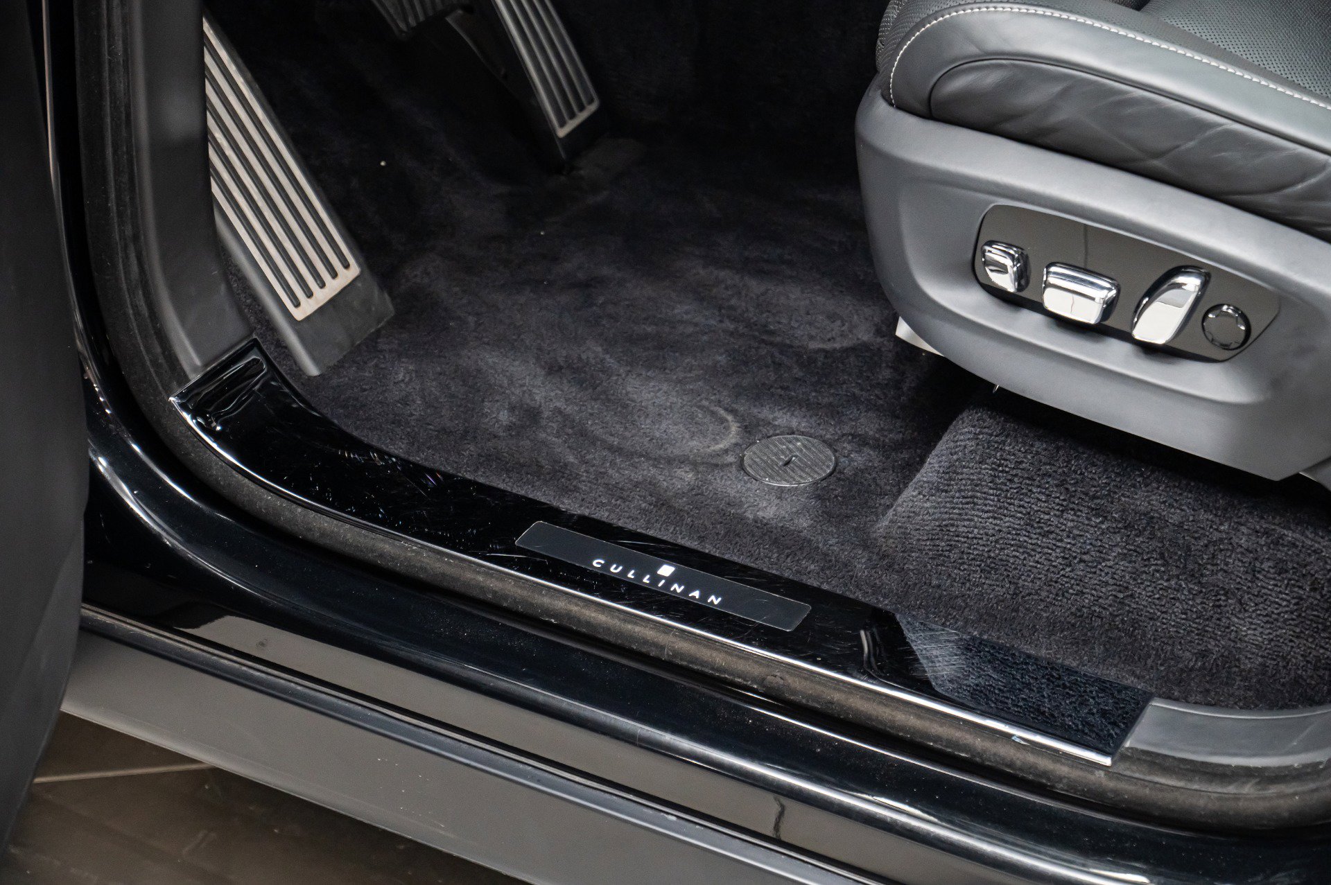 Used 2019 Rolls-Royce Cullinan image 27