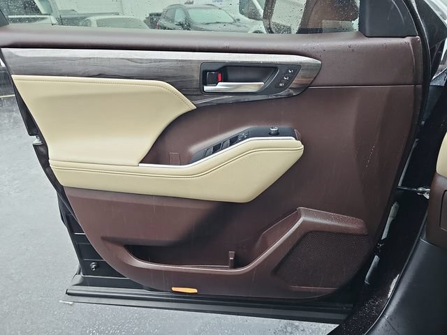Used 2021 Toyota Highlander Platinum FWD image 33