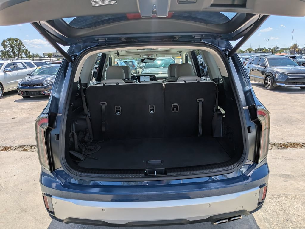 Certified 2024 Kia Telluride EX w/ EX Captain's Chair Package FWD image 12