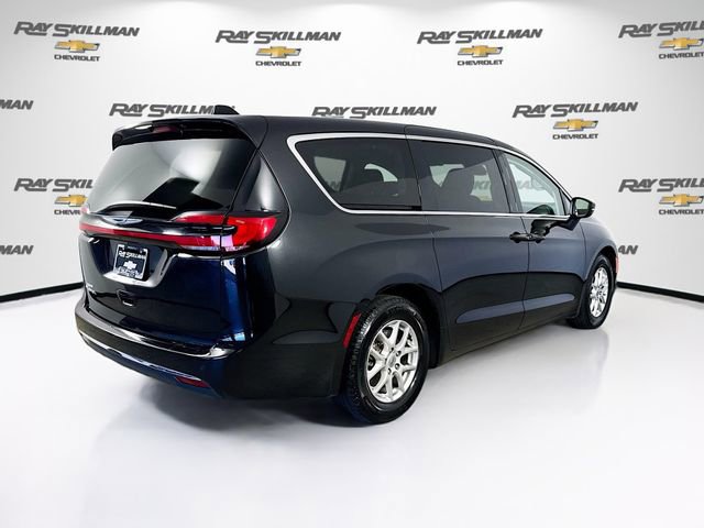 Used 2023 Chrysler Pacifica Touring-L image 7
